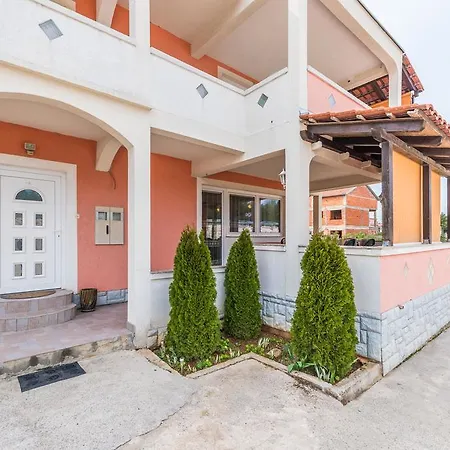 בית הארחה Apartman Vanessa *